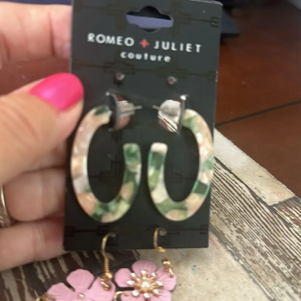 NWT Romeo + Juliet Couture 2-pr Earring Set Tassel & Resin